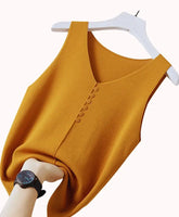 Blusa Modal Regata Tricot Feminina em tecido modal e algodão, com decote V e corte ajustado, ideal para looks casuais e sofisticados.